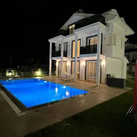Babadag- Zwembad/jacuzzi/speeltoestellen Fethiye